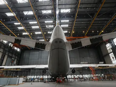 Pesawat An-124 Ruslan saat direnovasi di pabrik pesawat Antonov di Kiev, Ukraina (15/5/2019). Pabrik yang membuat pesawat kargo terbesar di dunia ini berada di Kiev, Ukraina. (Reuters/Valentyn Ogirenko)