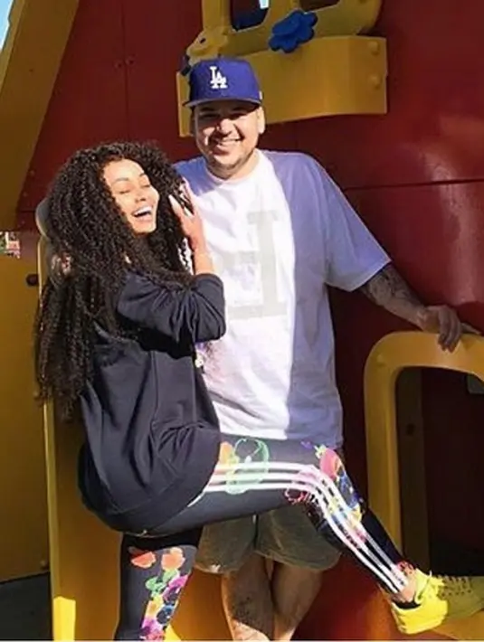 Tak hanya itu, kisah cinta keluarga ini juga kerap menjadi sorotan. Belum lama ini soal Rob Kardashian yang berpisah dengan Blac Chyna. Padahal keduanya baru saja dikaruniai momongan bernama Dream Renee Kardashian. (Instagram/robkardashian)