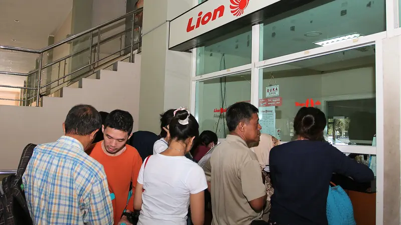 Antrean penumpang di loket Lion Air