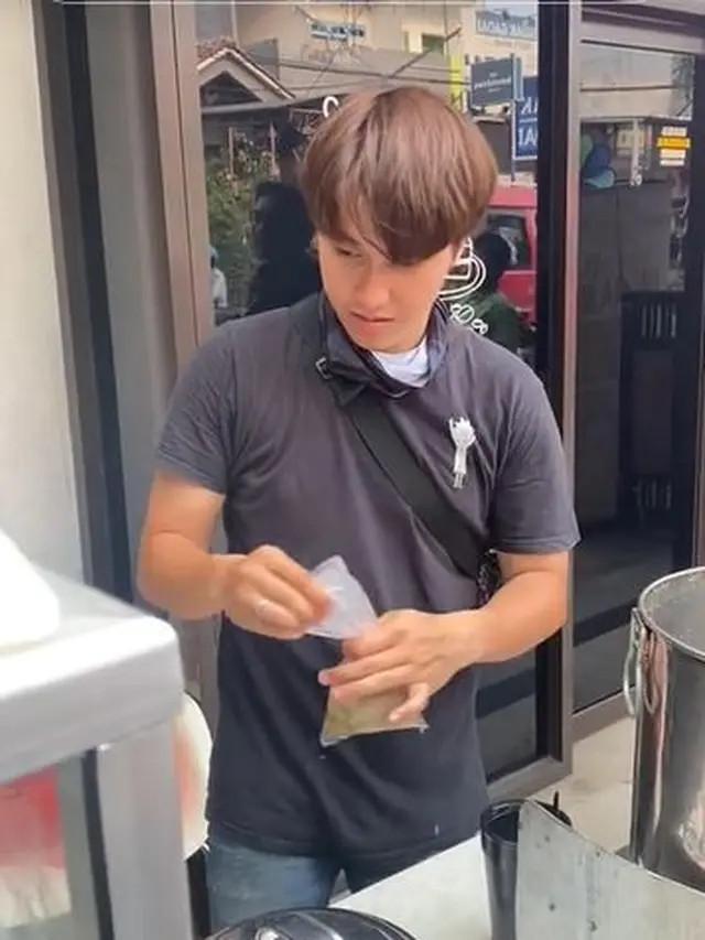 Potret Terbaru Sidik Eduard, Aktor FTV yang Kini Jualan Cilok Pinggir Jalan (TikTok/wahyugaretasena)