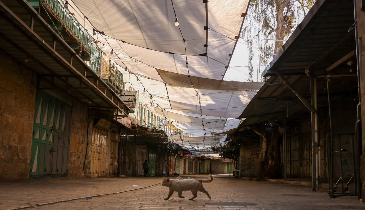 Pertokoan tutup selama pemogokan umum untuk solidaritas terhadap Gaza, di kota Hebron, Tepi Barat, pada 11 Desember 2023. (HAZEM BADER/AFP)