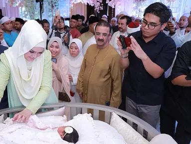 Penyanyi Siti Nurhaliza bersama anak pertamanya Siti Aafiyah saat acara akikah. Selain akikah, Siti Nurhaliza dan suami juga mengumumkan nama asli anak perempuan pertamanya tersebut. (instagram.com/ctdk)