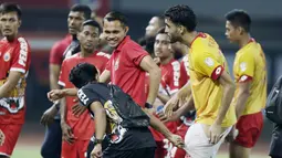 Bek Selangor FA, Willian Pachecho, bercanda dengan pemain Persija Jakarta pada laga persahabatan di Stadion Patriot, Jawa Barat, Kamis (6/9/2018). Persija kalah 1-2 dari Selangor FA. (Bola.com/M Iqbal Ichsan)
