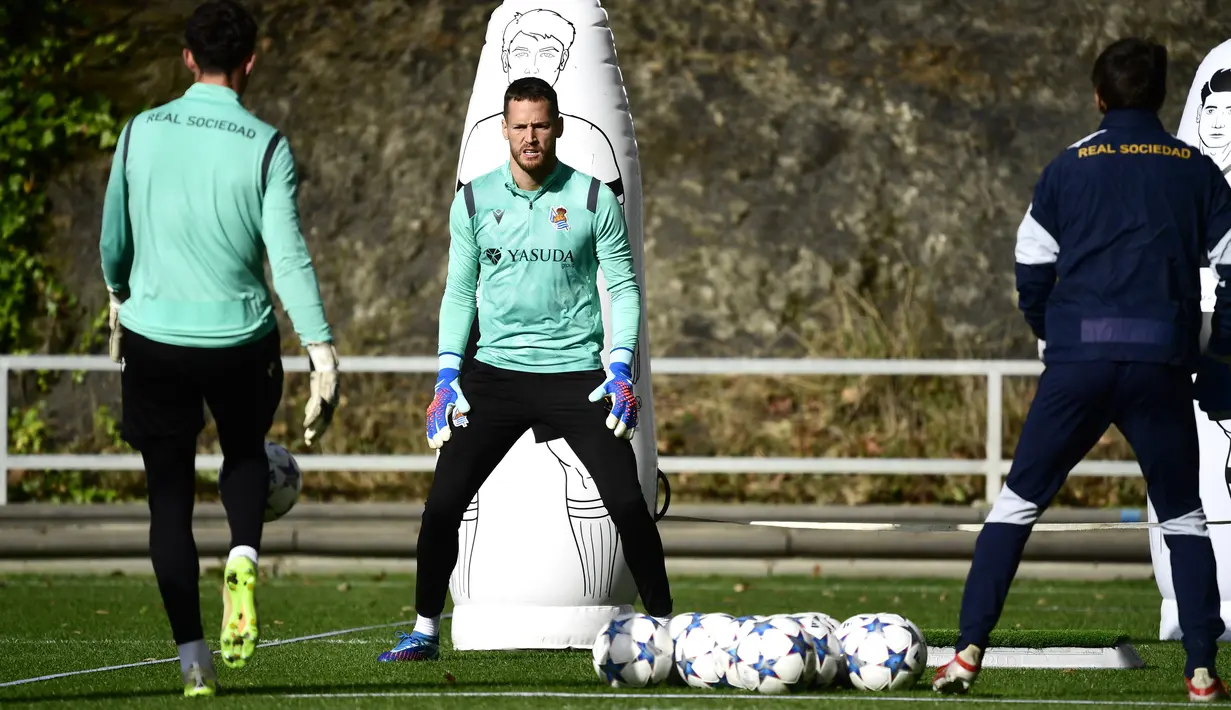 Kiper Real Sociedad asal Spanyol #1 Alejandro Remiro menghadiri sesi latihan menjelang pertandingan Liga Champions, di pusat pelatihan Zubieta di San Sebastian pada 7 November 2023. (ANDER GILLENEA / AFP)