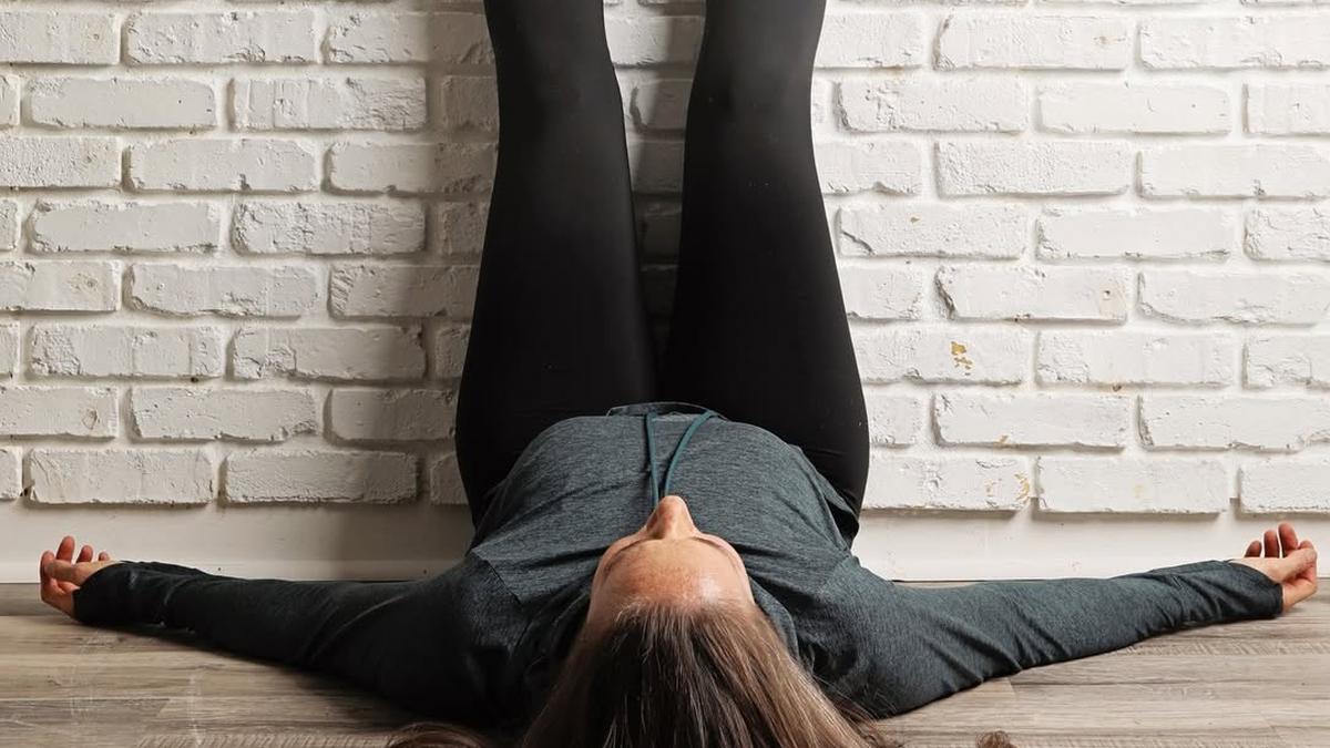 Manfaat Gerakan Legs Up the Wall, Solusi Kaki Pegal Setelah Seharian Beraktivitas