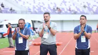 Persita sukses meredam perlawanan PSBS Biak dengan skor 2-1. Tampak dalam foto, pelatih Persita, Carlos Pena (tengah) usai bertanding melawan PSBS Biak pada laga pekan ke-21 BRI Super League 2025/2026 di Stadion Indomilk Arena, Tangerang, Banten, Senin (16/2/2026). (Bola.com/M Iqbal Ichsan)