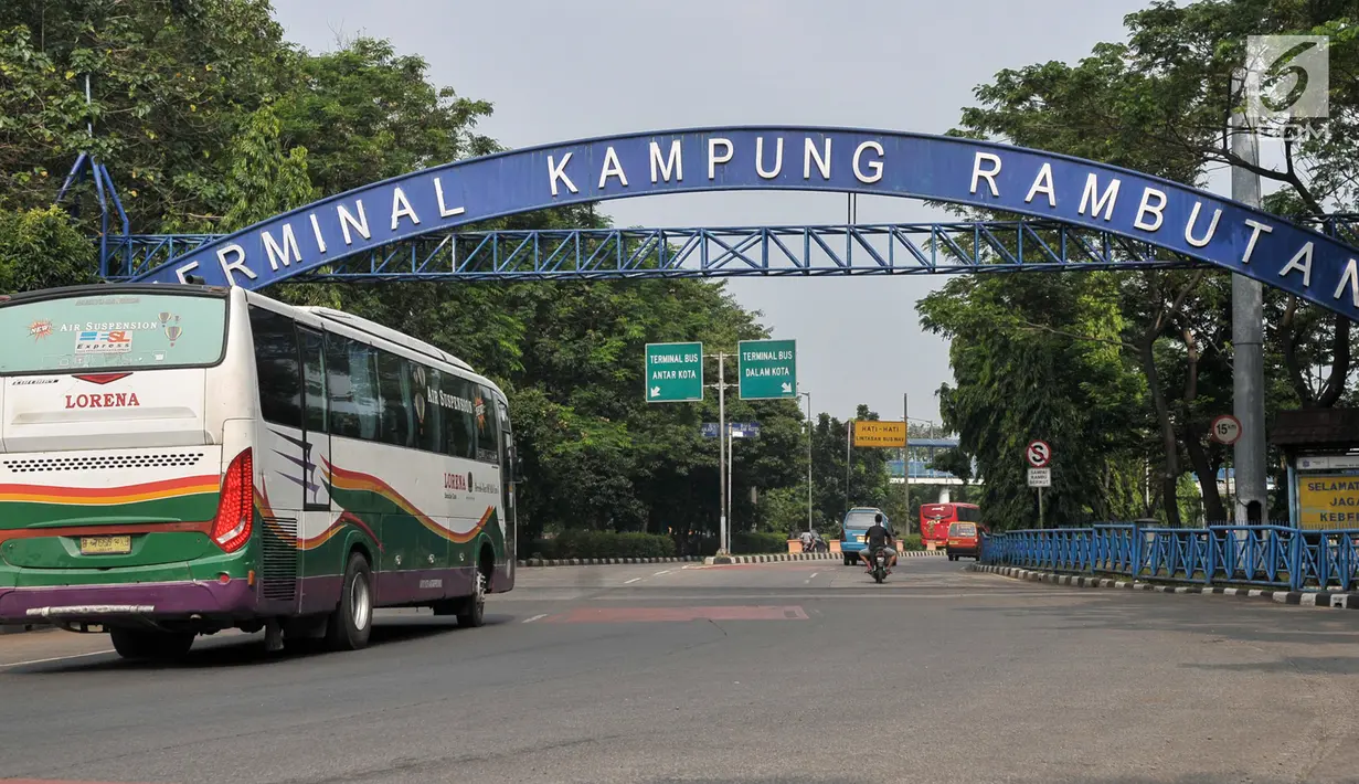 Suasana di Terminal Kampung Rambutan, Jakarta Timur, Rabu (14/6). Puncak arus mudik lebaran 2017 diprediksi akan terjadi pada 23-24 Juni mendatang. (Liputan6.com/Yoppy Renato)