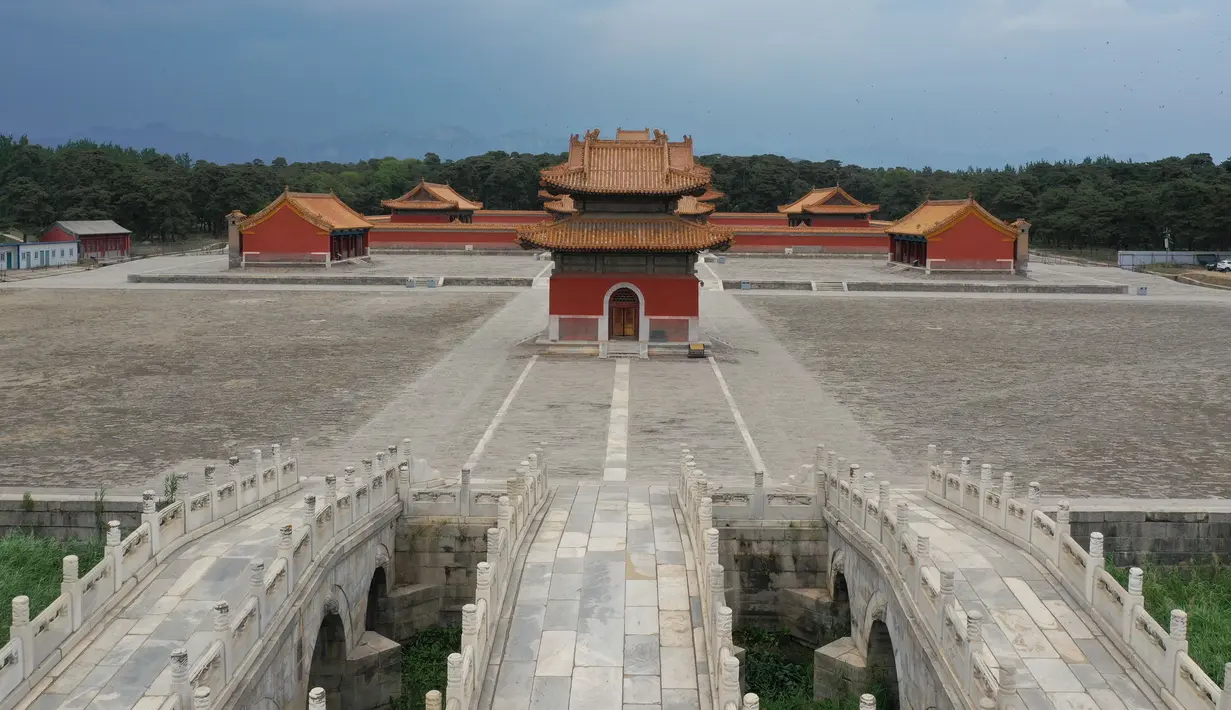 Foto dari udara pada 18 Juni 2020 menunjukkan pemandangan makam kerajaan barat dari era Dinasti Qing (1644-1911) di Wilayah Yixian, Provinsi Hebei, China utara. Di situs makam ini, empat kaisar Dinasti Qing dimakamkan, yakni Yong Zheng, Jia Qing, Dao Guang, dan Guang Xu. (Xinhua/Zhu Xudong)