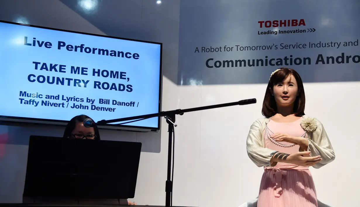 Toshiba memperkenalkan robot bernama ChihiraAico yang sedang menyanyikan lagu klasik John Denver " Take Me Home Country Roads , " di Consumer Electronics Show pada 8 Januari 2015 di Las Vegas. (AFP PHOTO/Robyn Beck)