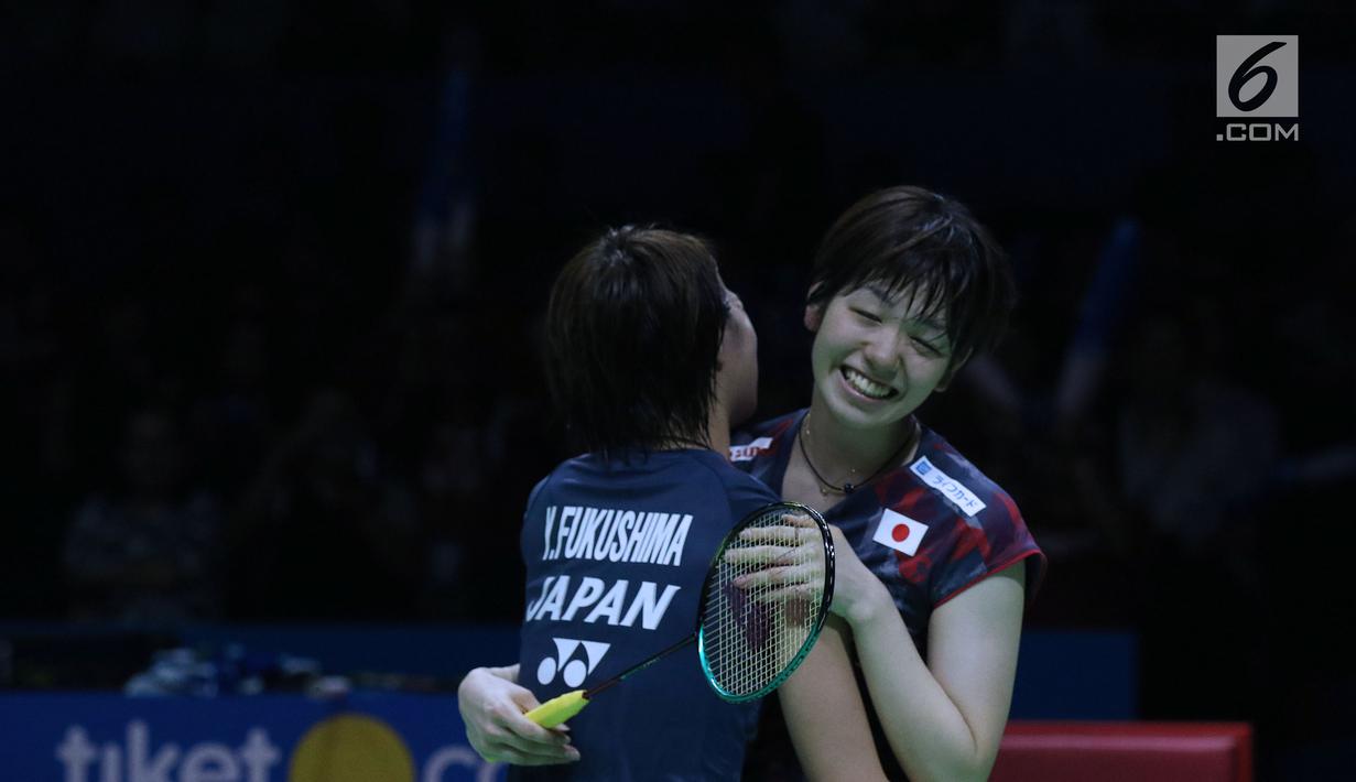 Ganda putri Jepang, Yuki Fukushima/Sayaka Hirota berpelukan usai mengalahkan Mayu Matsumoto/Wakana Nagahara di Final Indonesia Open 2018 di Istora GBK, Jakarta, Minggu (8/7). Yuki/Sayaka menang 21-14, 16-21, 21-14. (Liputan6.com/Helmi Fithriansyah)