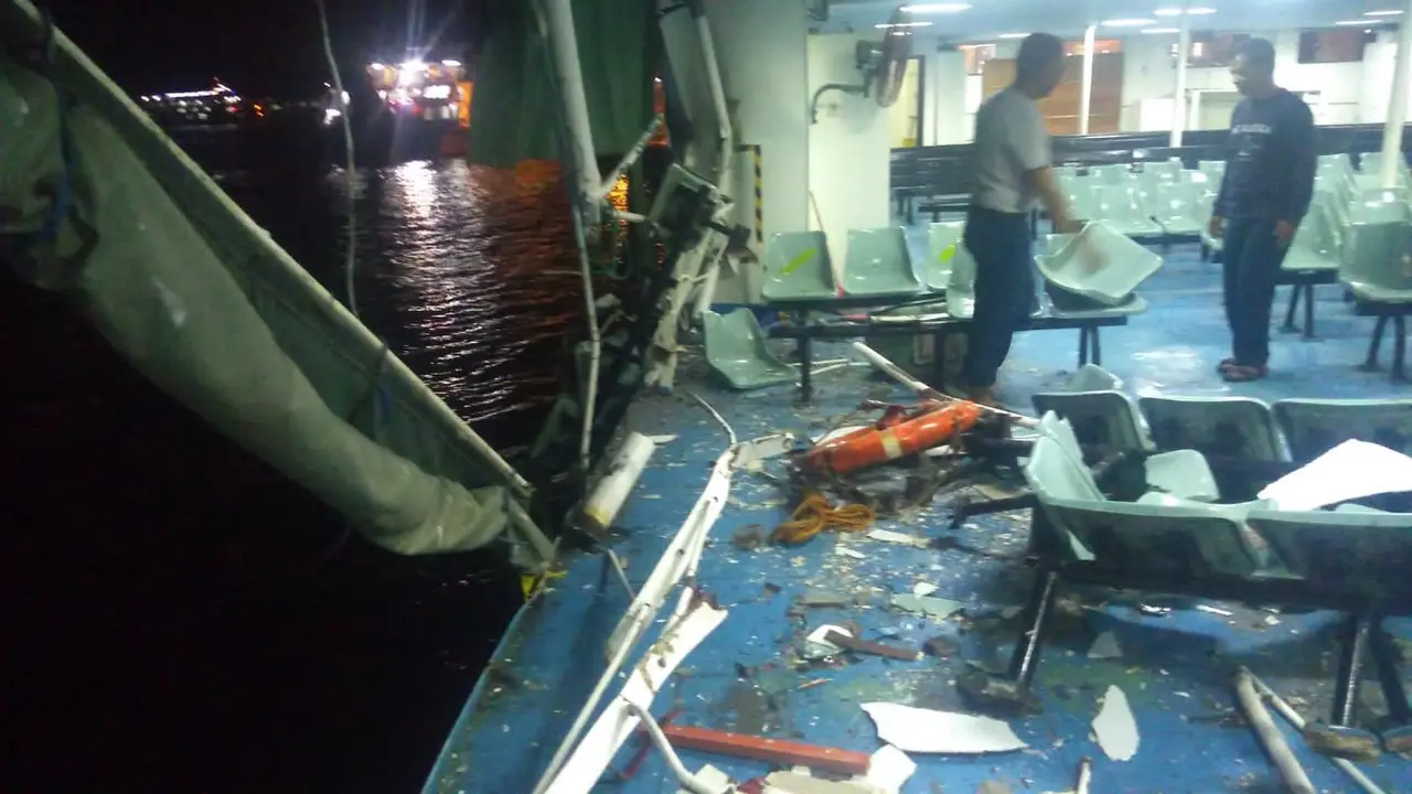 Kondisi kapal yang mengalami insiden tabrakan di Pelabuhan Ketapang rusak di bagian pagar pembatas. (Istimewa)