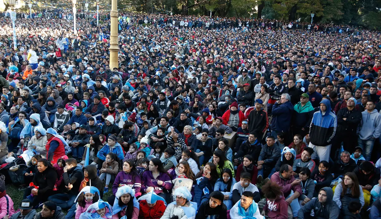 Suasana saat suporter Argentina nonton bareng laga penyisihan Grup D Piala Dunia 2018 antara Argentina dengan Kroasia di Buenos Aires, Argentina, Kamis (21/6). Argentina kalah dengan skor 0-3. (AP Photo/Jorge Saenz)