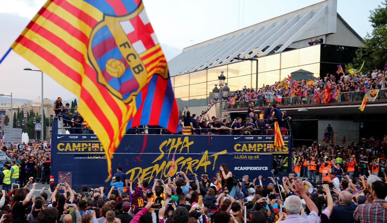 Warga Barcelona berpesta di jalanan menyambut tim Barcelona yang meraih gelar La Liga ke-24, Minggu (15/5/2016). (AFP/Pau Barrena)