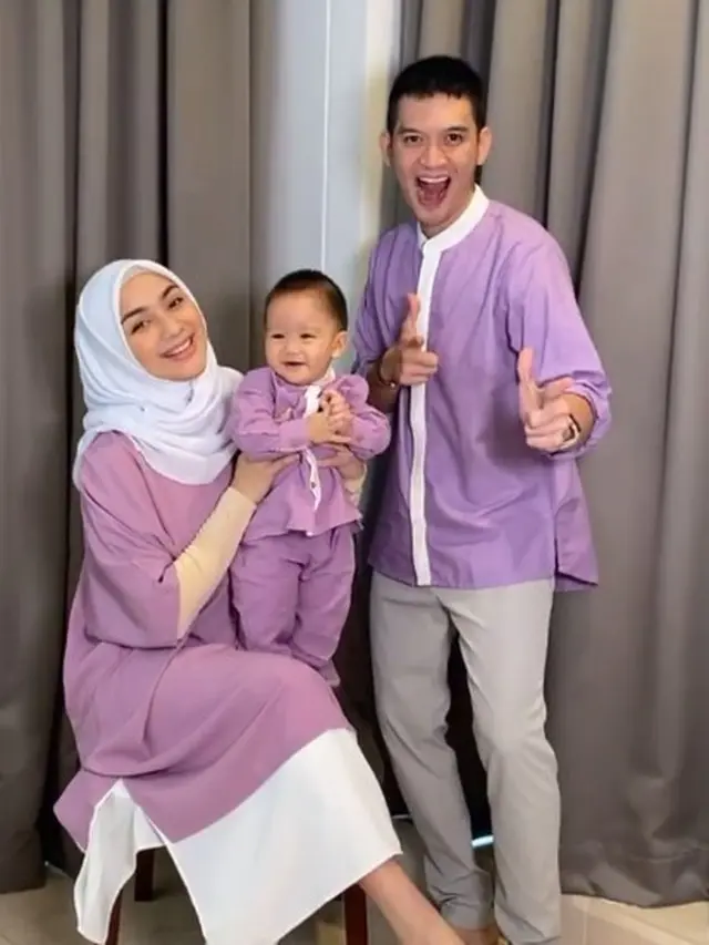 7 Gaya Citra Kirana, Rezky Aditya dan Baby Athar Pakai Baju Couple, Kompak Banget