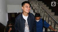Baim Wong saat tiba di polres Jakarta Selatan, Jumat (7/10/2022). Artis Baim Wong dan Paula Verhoeven menjadi buah bibir setelah membuat konten video prank terkait KDRT.  (Liputan6.com/Herman Zakharia)