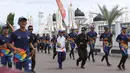 Wakil Manajer Aceh United Football Club, M Nasir Gurumud saat kirab Obor (torch relay) Asian Games di Banda Aceh, Selasa (31/7). Kirab Obor dimulai dari Museum Aceh dan berakhir di Kantor Gubernur Aceh. (Liputan6.com/Immanuel Antonius)