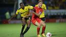 Pemain Burton Albion, Lucas Akins (kiri) menghadang pemain Liverpool, Jordan Henderson pada putaran kedua piala Liga Inggris di Pirelli Stadium, Burton-on-Trent, (24/8/2016) dini hari WIB.  (AFP/Oli Scarf)