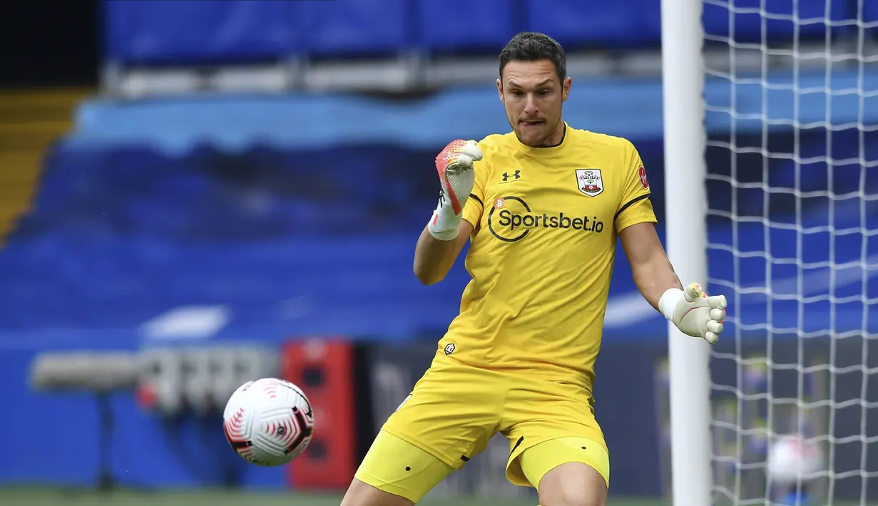 3-4. Alex McCarthy (Southampton). Kiper asal Inggris berusia 31 tahun ini telah membuat 7 kali clean sheets dalam 16 penampilannya selama 1440 menit. (AP/Ben Stansall/Pool)