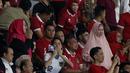 Momen Azizah Salsha (tengah bawah) saat memberikan isyarat cinta berupa kecupan jauh kepada suaminya, Pratama Arhan, yang merupakan bek Timnas Indoneisa U-23 setelah mencetak gol ke gawang Turkmenistan dalam pertandingan grup K Kualifikasi Piala Asia U-23 2024 yang berlangsung di Stadion Manahan, Solo, Selasa (12/9/2023). (Bola.com/Arief Bagus)