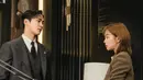 Tim produksi Destined With You berbagi, “Dalam episode pertama, Lee Hong Jo, seorang pegawai negeri yang menyelesaikan keluhan sipil, berjuang untuk bertahan hidup di Balai Kota Onju.” (JTBC via Soompi)