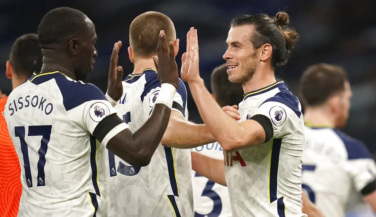 Penyerang Tottenham Hotspur, Gareth Bale dan Moussa Sissoko merayakan kemenangan atas Brighton & Hove Albion pada laga Liga Inggris di London, Minggu (1/11/2020). Tottenham menang dengan skor 2-1. (John Walton/Pool via AP)