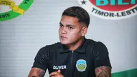 Pemain PSIS Semarang dan Timnas Timor Leste Gali Freitas saat sesi konferensi pers jelang pertandingan menghadapi Timnas Mongolia di Bali United Cafe, Rabu (4/9/2024). (Bola.com/Alit Binawan)