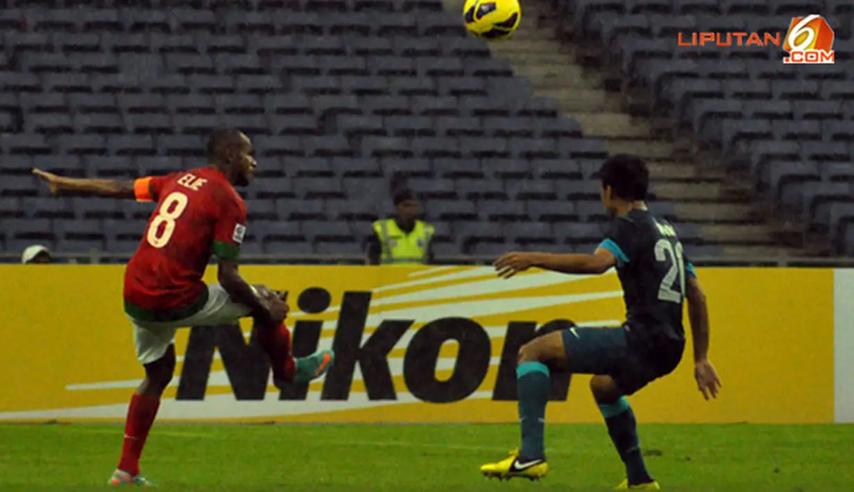 Elie Aiboy berusaha mengecoh pemain Singapura dalam Laga Piala AFF Suzuki 2012 antara Indonesia vs Singapura di Stadion Bukit Jalil, Kuala Lumpur, Malaysia, Rabu 28 November 2012. Pertandingan dimenangkan Indonesia dengan skor 1-0 untuk Timnas Indonesia.