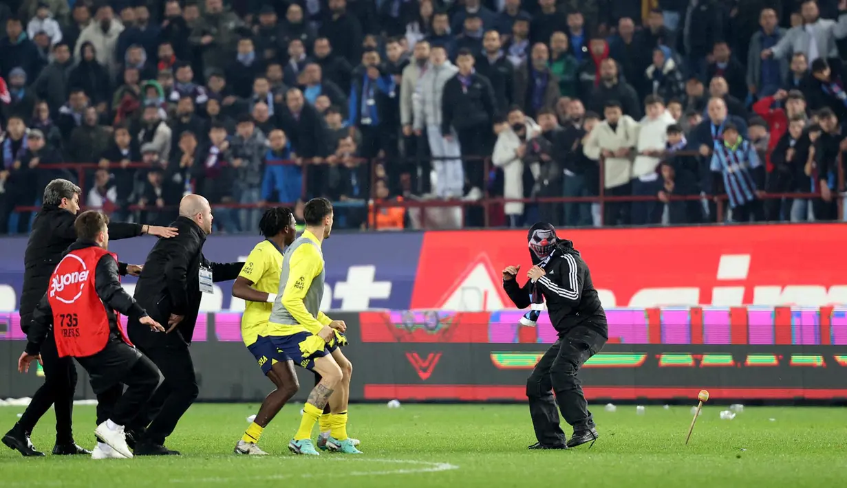 Trabzonspor sempat dihukum larangan bermain tanpa penonton selama enam laga. Namun, sanksinya dikurangi menjadi empat laga saja setelah banding. Sementara itu, dua pemain Fenerbahce tetap dihukum larangan bermain satu laga. (AFP/DHA (Demiroren News Agency))