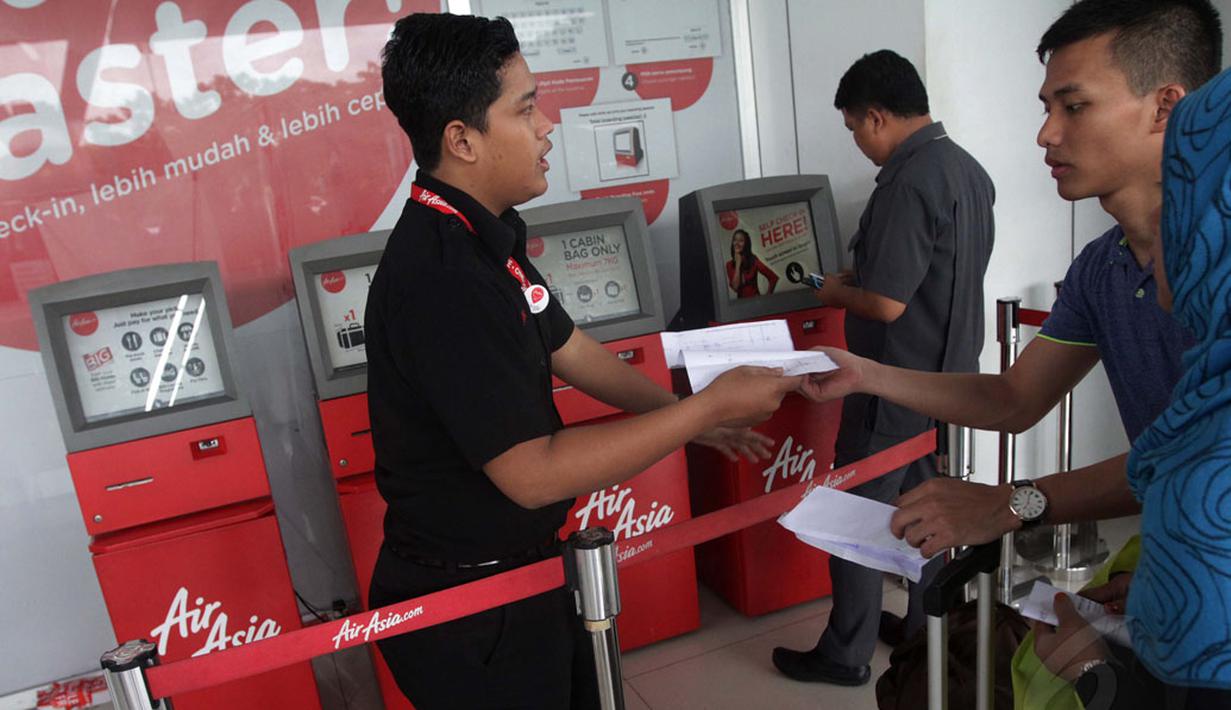 Suasana tempat penjualan tiket pesawat AirAsia di Terminal 3 Bandara Soekarno Hatta, Minggu (28/12/2014). Seorang petugas melayani calon penumpang pesawat AirAsia di Terminal 3 Bandara Soekarno Hatta. (Liputan6.com/Faizal Fanani)