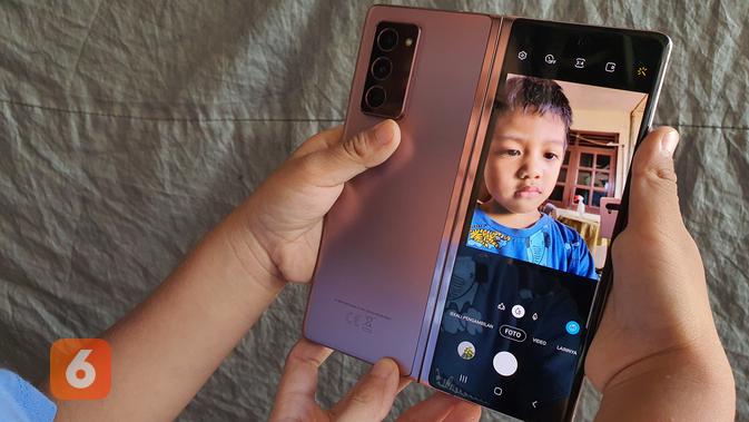 Galaxy Z Fold 2 menghadirkan kemampuan Mirror Selfie dengan kamera utama perangkat (Foto: Samsung)