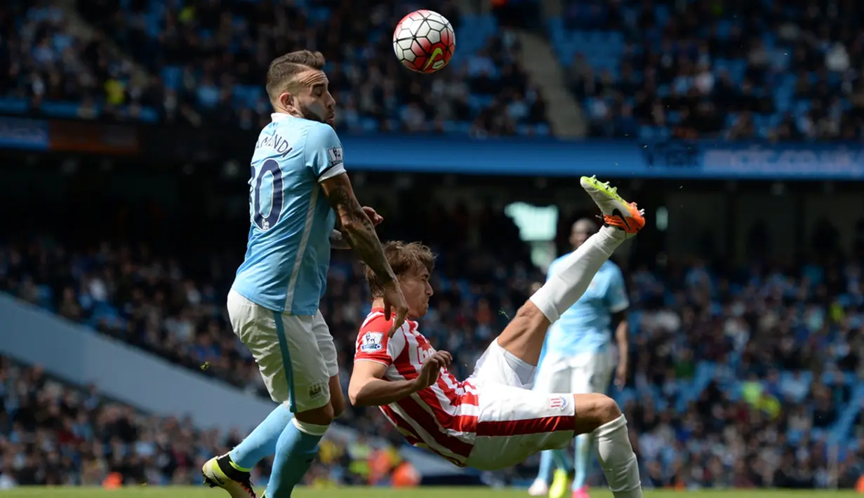 Duel antara pemain Manchester City dan Stoke City dalam laga Liga Inggris di Stadion Etihad, Manchester, Sabtu (23/4/2016). (AFP/Oli Scarff)