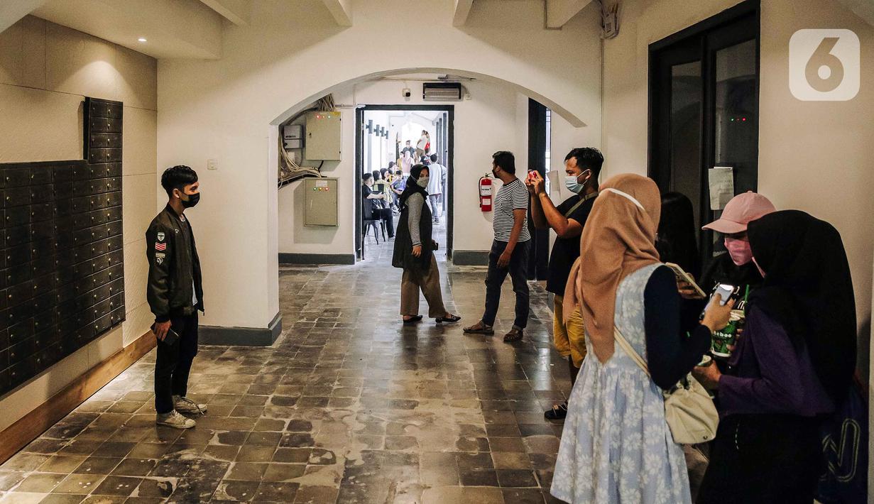 Pengunjung berfoto di area Pos Bloc, Jakarta Pusat, Sabtu (9/10/2021). Selain menjadi tempat berdiskusi, Pos Bloc juga akan mewadahi beberapa sektor usaha kreatif. (Liputan6.com/Faizal Fanani)