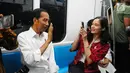 Presiden Joko Widodo bersama artis Chelsea Islan saat menjajal Mass Rapid Transit (MRT) di Jakarta, Kamis (21/3). Jokowi didampingi Ibu Negara Iriana mencoba kembali kereta tersebut bersama disabilitas, dan artis Chelsea Islan. (Liputan6.com/Angga Yuniar)