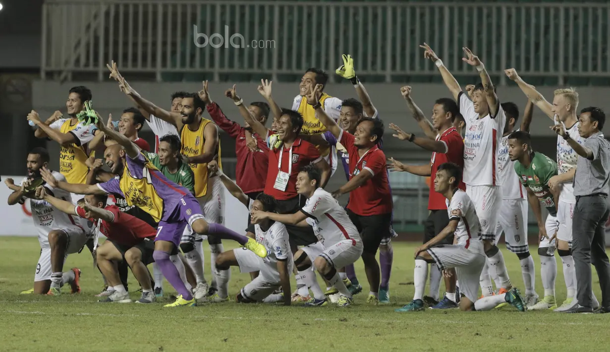 Para pemain Bali United Melakukan selebrasi usai berhasil mengalahkan PS TNI pada laga lanjutan liga 1 di Stadion Pakansari, Bogor, Senin (10/7/2017). Bali United menang 4-3 atas PS TNI. (Bola.com/M Iqbal Ichsan)