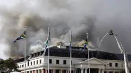 Asap mengepul dari Gedung Parlemen di Cape Town, Afrika Selatan, 3 Januari 2022. ​Setelah sempat berhasil dipadamkan, api kembali mengamuk dan membakar Gedung Parlemen Afrika Selatan. (AP Photo/Nardus Engelbrecht)