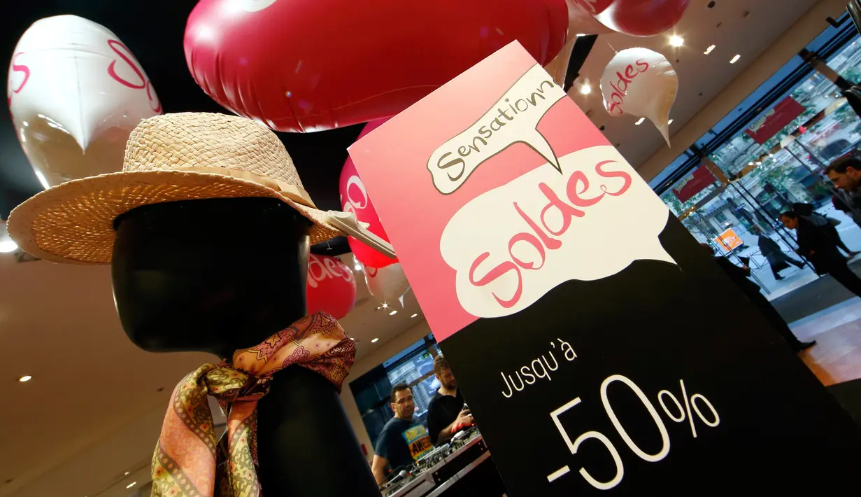 Label diskon yang diberikan department store Galeries Lafayette di Paris, Rabu (22/6). Warga Prancis memanfaatkan diskon besar-besar awal penjualan musim panas yang diberikan Galeries Lafayette untuk berbelanja (REUTERS/Jacky Naegelen)
