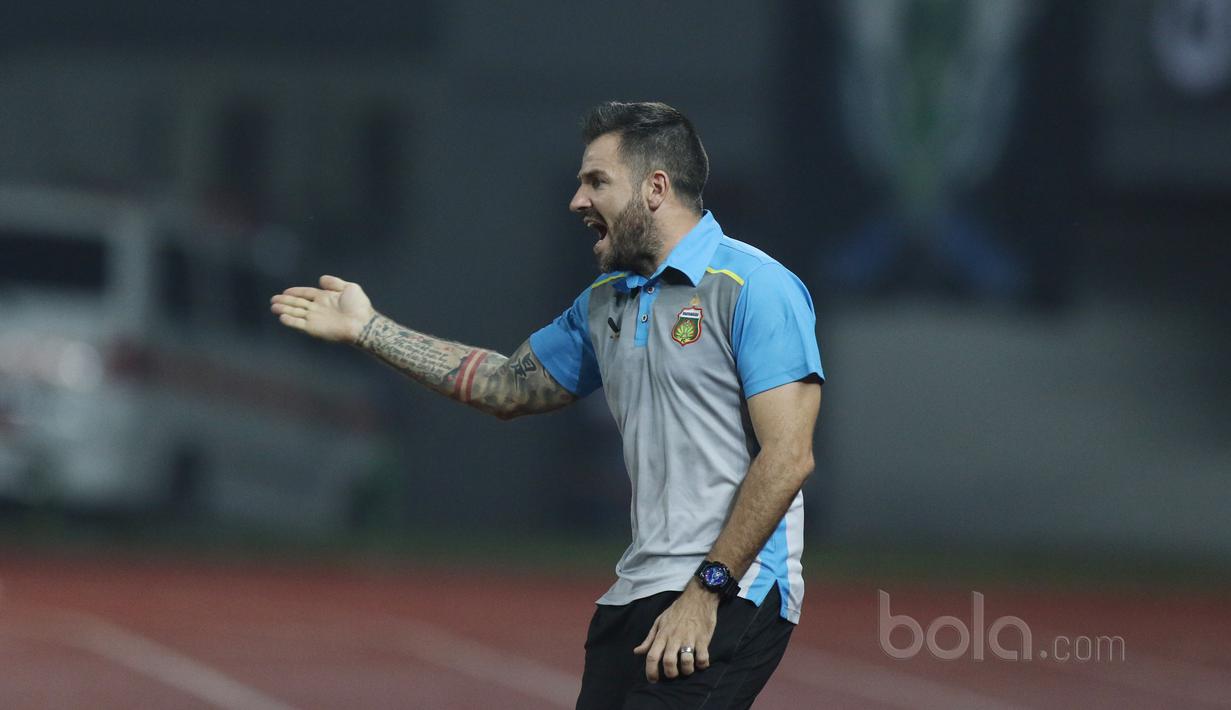Simon McMenemy berhasil membawa Bhayangkara FC bertengger pada posisi ketiga klasemen sementara Liga 1 2017 dengan 21 poin, hasil dari tujuh kali menang, empat kali kalah. (Bola.com/Nicklas Hanoatubun)