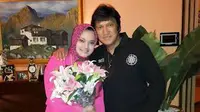 Keliling Indonesia, Marissa Haque lebih dikenal sebagai istri penyanyi rock, Ikang Fawzi. Bukannya kesal, ia justru senang.