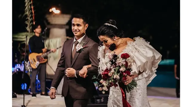Termasuk Ginanjar, Ini 7 Pasangan Seleb Berbeda Usia Jauh yang Menikah di 2019