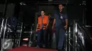 Triswara Dhanu Brata berjalan meninggalkan gedung KPK usai menjalani pemeriksaan, Jakarta, Rabu (18/1). Triswara diperiksa sebagai tersangka suap yang menyeret mantan Wali Kota Cimahi dua periode Mohammad Itoch Tochija. (Liputan6.com/Helmi Affandi)