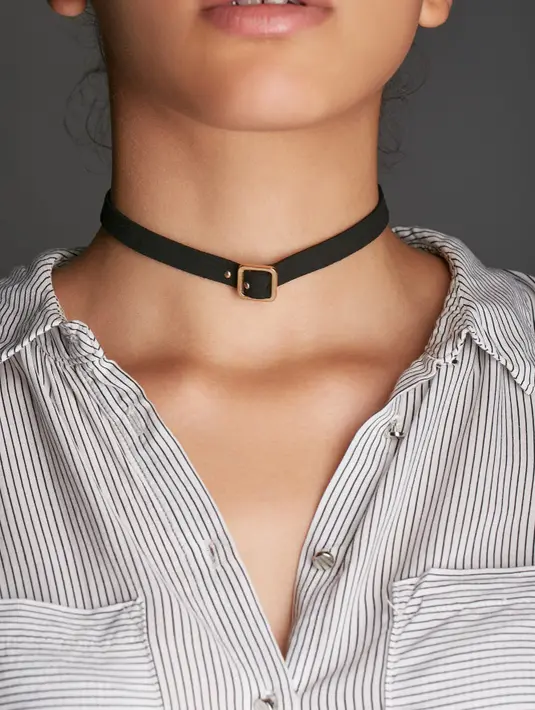 Choker. Untuk kamu yang senang menonjolkan bagian leher, choker adalah item paling cocok buat kamu. Kamu bisa pilih tipe choker sesuai untuk kamu. Bisa pilih choker yang berbahan elastis, renda, atau hanya  sekedar pitam hitam tipis yang diikat di leher kamu.  / copyright shutterstock