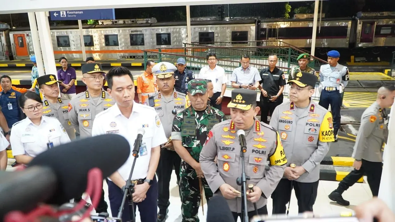 Kapolri Jenderal Listyo Sigit Prabowo meninjau Stasiun Tugu Yogyakarta dalam rangka pengamanan mudik Lebaran 2025. (Istimewa)