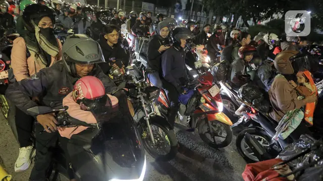 Pemudik Sepeda Motor Padati Pelabuhan Ciwandan