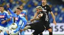 Pemain AC Milan, Theo Hernandez, mencetak gol ke gawang Napoli pada laga Serie A di Stadion San Paolo, Minggu, (12/7/2020). Kedua tim bermain imbang 2-2. (Spada/LaPresse via AP)