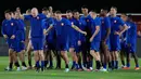 Pemain Belanda melakukan pemanasan saat sesi latihan di Doha, Qatar, 8 Desember 2022. Belanda akan menghadapi Argentina dalam babak perempat final Piala Dunia 2022 pada 10 Oktober. (AP Photo/Eugene Hoshiko)