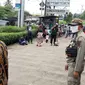 Berkerumun saat Ambil PKH di Bank, Satpol PP Depok Tertibkan Warga. (Liputan6.com/Dicky Agung Prihanto)