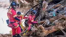 10.000 tentara dan polisi dikerahkan ke wilayah Valencia timur untuk melakukan evakuasi korban banjir. (JOSE JORDAN/AFP)