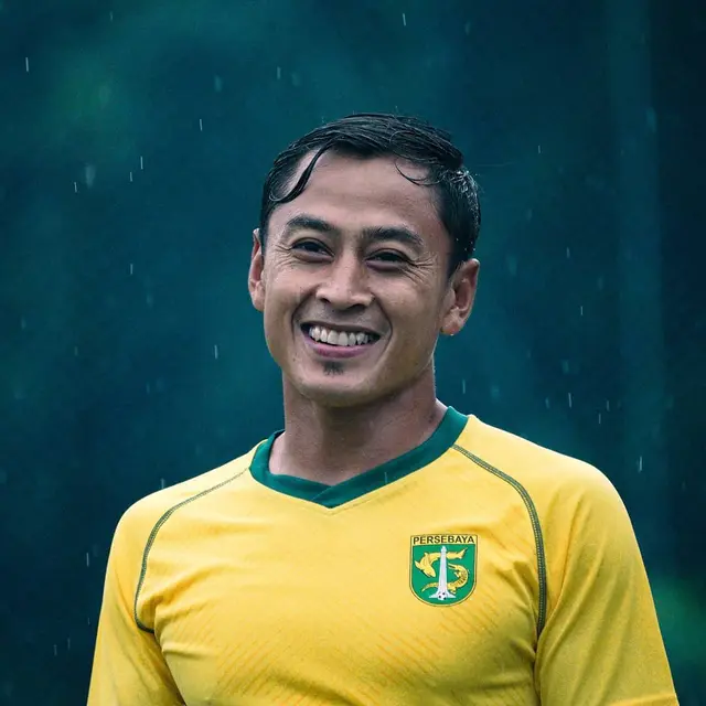 Idola Baru Persebaya, Ini 5 Potret Totalitas Samsul Arif saat Bermain di Lapangan