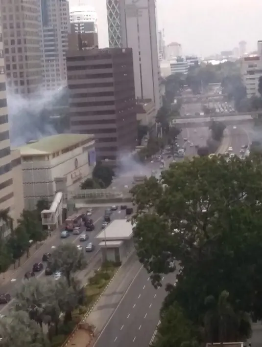 Sebuah ledakan bom terjadi di pos polisi Sarinah sekitar pukul 10.50 WIB pada hari ini, Kamis, 14 Januari 2016. Ledakan bom diduga merupakan aksi bom bunuh diri. (sumber: istimewa)