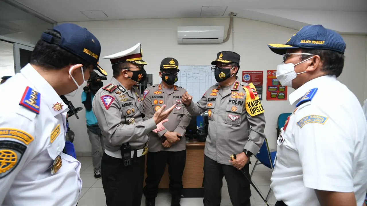 Kakorlantas Polri Irjen Pol Istiono melakukan pengecekan kesiapan pengamanan libur natal dan tahun baru 2021 di terminal Pulo Gebang, Jakarta Timur, Selasa (22/12/2020).